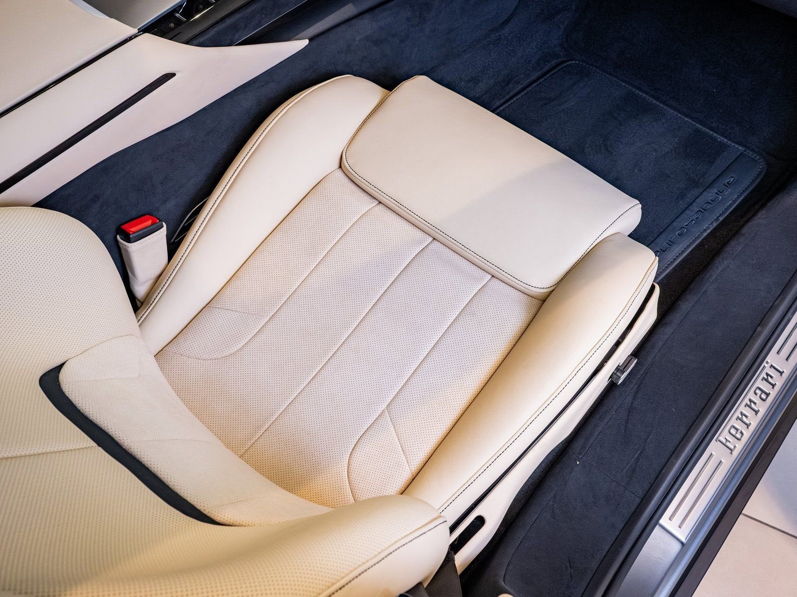 2025 Ferrari Purosangue Base